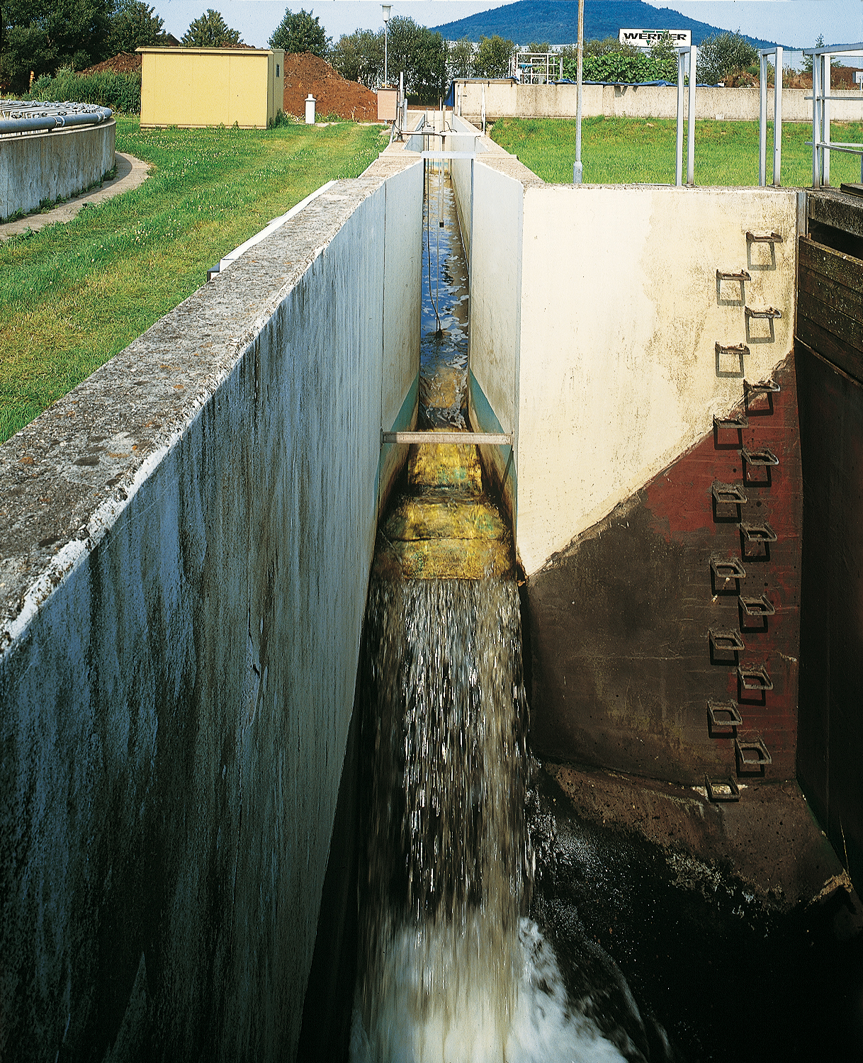 Klares Wasser im Ablauf der Kläranlage Gaggenau Klares Wasser im Ablauf der Kläranlage Gaggenau